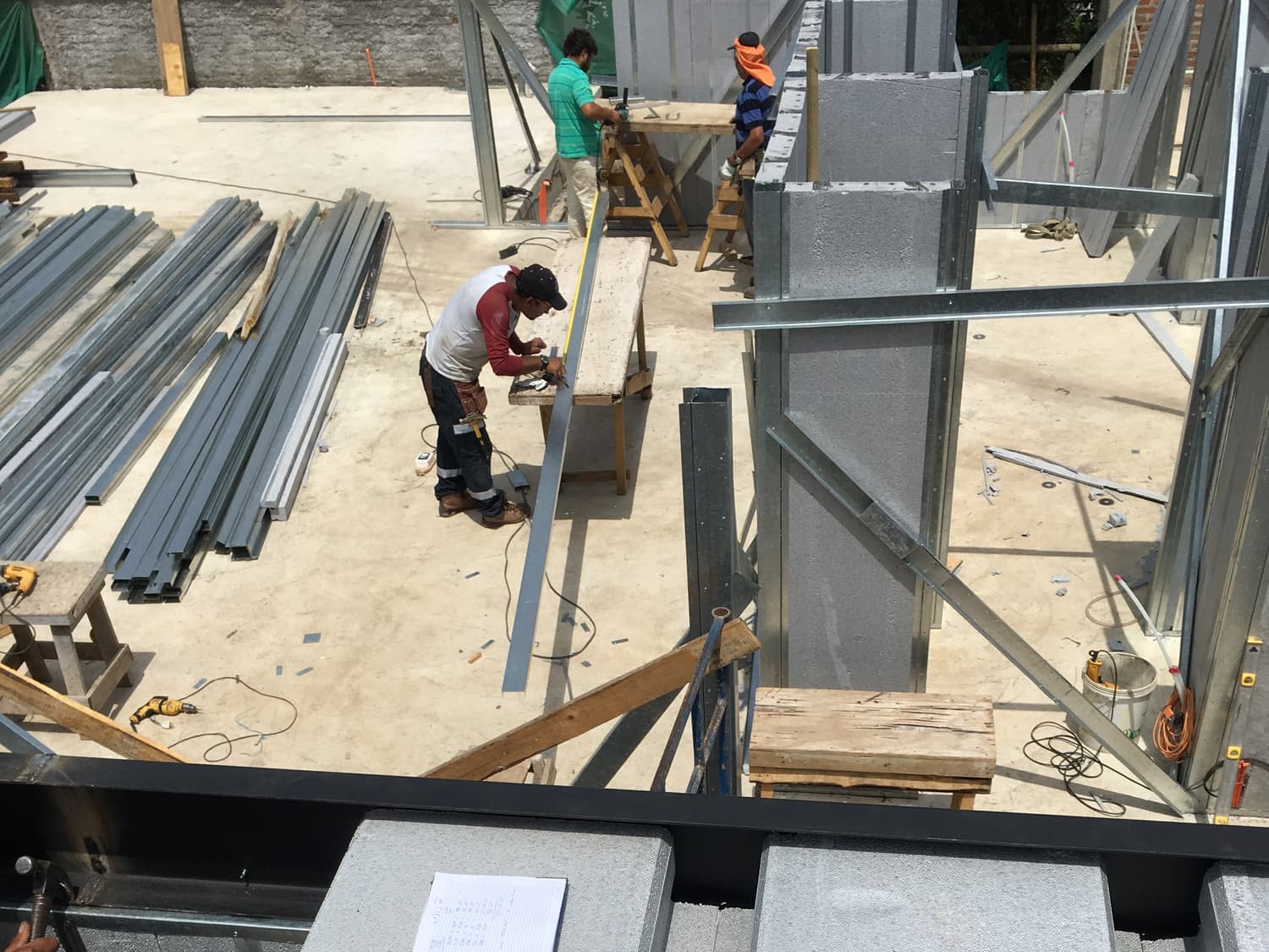 Equipo propio en faena de obra gruesa con estructura de acero