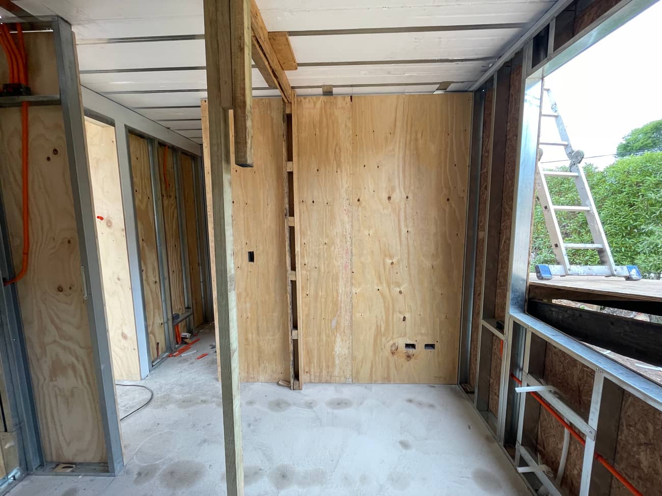 Tabiquería interior de madera durante la construcción
