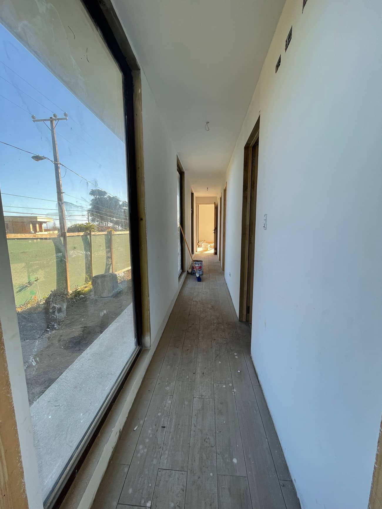 Pasillo interior de una casa en etapa de terminaciones