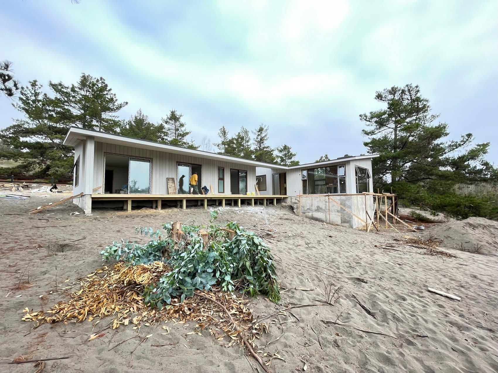 Casa de playa con terraza de madera