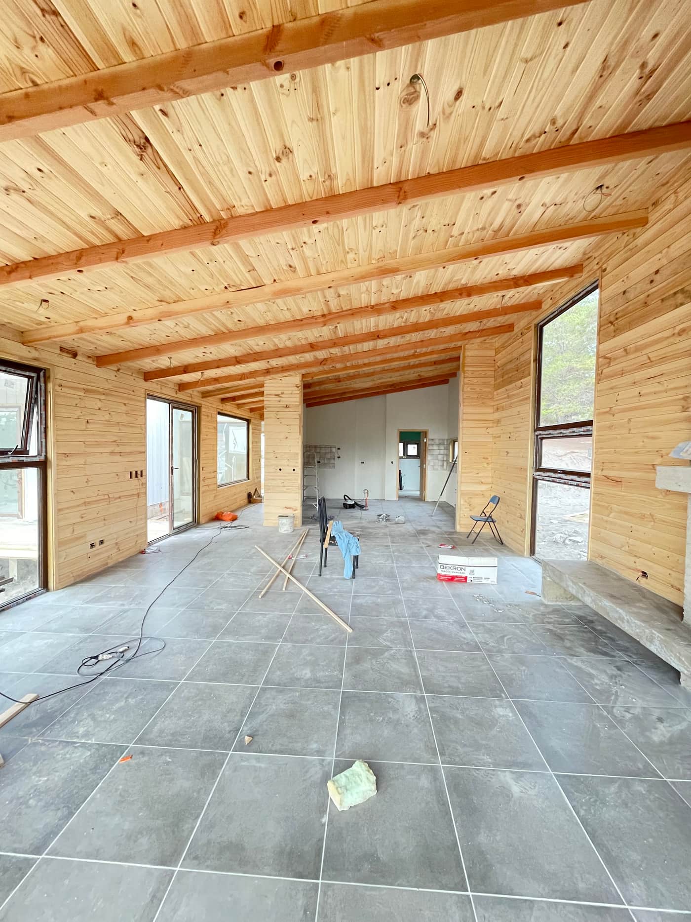 Interior con cielo de madera frente al mar