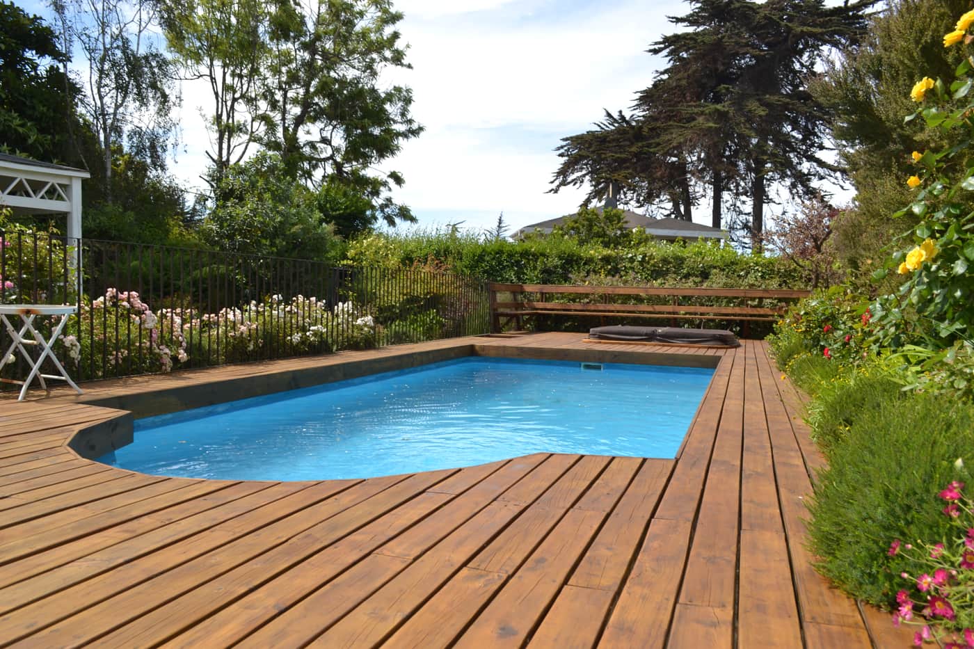 Piscina con deck de madera