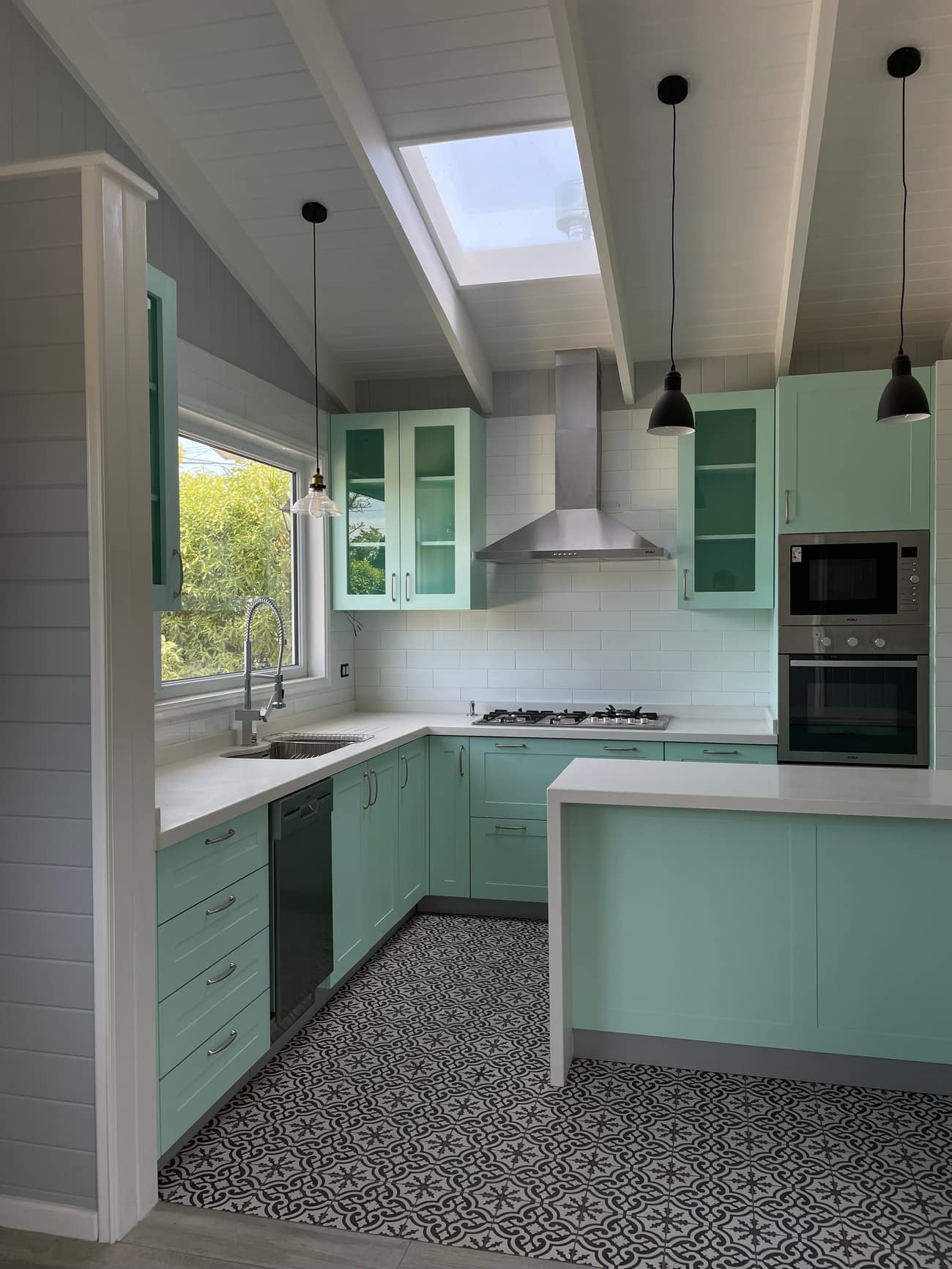 Cocina terminada con muebles a medida y piso de baldosa